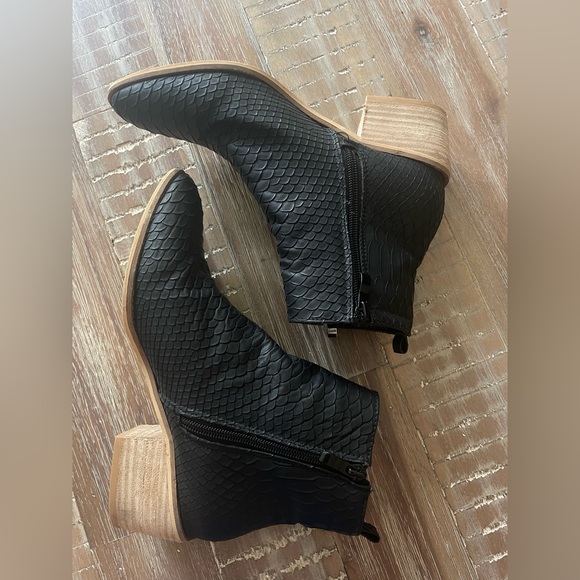 CCOCCI Black Faux Leather Python Snake Embossed Block Heel Ankle Zipper Bootie 7 - Picture 6 of 7